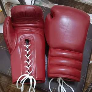 Guantes de Boxeo Ligeros de Dedo Completo con Cierre y Agarre - Material de Cuero para Uso Masculino en Boxeo y Artes Marciales - Product Image 2