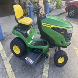 Tracteur à gazon John Deeree S120 de qualité supérieure Achetez maintenant pour des résultats de coupe exceptionnels et une conception robuste et durable - Product Image 4