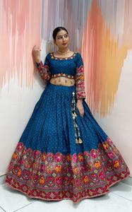Conjunto de Ropa Étnica de Boda para Mujer, Chaniya Choli de Seda Bombay Premium con Bordado a Mano con Espejos Reales y Dupatta de Chinnon - Product Image 4