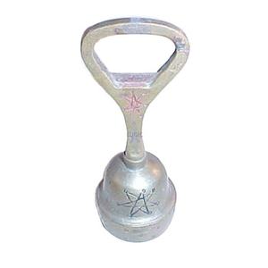 Mini abrebotellas de bolsillo de latón en acabado plateado con diseño vintage perfecto para cerveza, vino y elegante suministro de bodas - Product Image 1