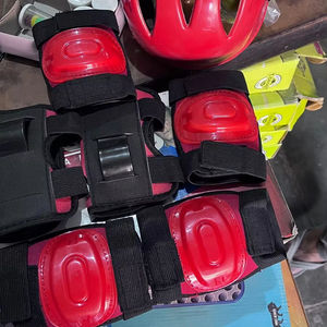 Ensemble de protection de patinage en PVC léger à coque rigide avec coudières et genouillères - Product Image 1