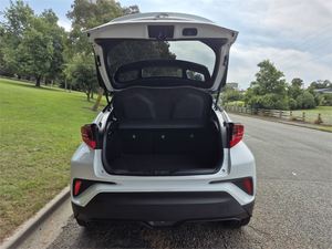 Excelente Auto Usado 2023 Toyota C-HR Limited 1.8P HV ECVT FWD SUV Listo para Enviar - Product Image 3