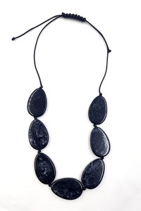 Collares coloridos de moda con elementos de resina pintados a mano, efectos de remolino y lunares diseñados para uso diario y de fiesta - Product Image 3