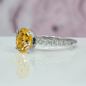 Solitario de corte redondo blanco y ovalado amarillo elegante con diamante cultivado en laboratorio de 1,5 quilates para mujer con anillo de compromiso acentuado en oro blanco de 14 quilates - Product Image 2