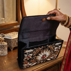 Bolso de Mano de Lujo con Bordado Zardozi, Diseño de Rosas, Patrones Florales Cuadrados y de Corazones, Forro de Satén, Cadena de Perlas y Solapa - Product Image 2