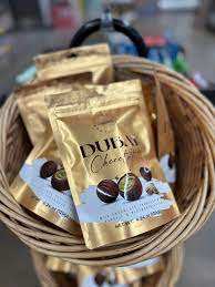 Truffes au chocolat au lait solide de style Dubaï avec crème de pistache et noix dans une boîte en plastique - Product Image 5