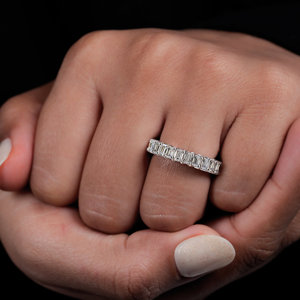 Bague de mariage assortie en or blanc plaqué, diamant de laboratoire taille émeraude pleine éternité 0,15 carat CVD, cadeau pour femme - Product Image 4