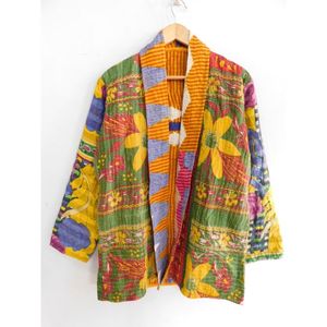 Chaqueta Corta Acolchada de Invierno para Mujer, Estilo Vintage, Transpirable, de Algodón Tejido Kantha, Ecológica, con Estampado Floral Hecho a Mano en India - Product Image 3
