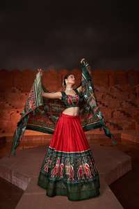 Soporte/Diseño de hoja perenne para adultos Gorgeous Looking Dola Silk Lehenga Choli con Dupatta con lámina y trabajo de impresión al precio más bajo - Product Image 3