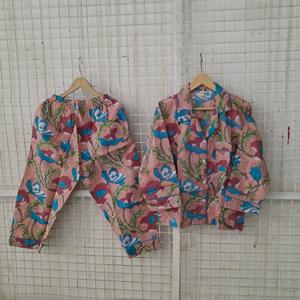 Vente en gros Ensemble de pyjama pour enfants en tissu imprimé en coton Vêtements de nuit d'été et de vacances Vêtements pour enfants Ensemble chemise et pantalon de pyjama - Product Image 3