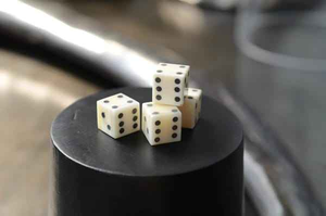 Dés en os de corne faits à la main, cube métallique carré, outil de jeu durable et unique pour les joueurs gauchers - Product Image 3