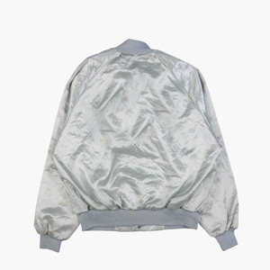 เจดไดนาสตี้ซาตินบอมเบอร์ลวดลายที่ได้รับแรงบันดาลใจจากตะวันออกและแขนเสื้อแบบพาดสำหรับความซับซ้อนที่แปลกใหม่ที่ทำในปากีสถาน - Product Image 3