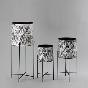 ชุดที่ปลูกดอกไม้ทรงกลมทำด้วยมือสีดำด้านพร้อมขาตั้งชุดไม้วาด3ชั้นสำหรับตกแต่งห้อง - Product Image 6