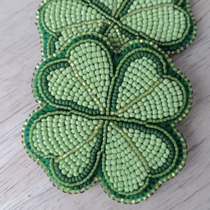 เข็มกลัดลูกปัดปักลายดอกไม้ดีไซน์เนอร์หรูหราสีไม่เหมือนใคร - Product Image 1