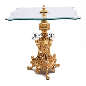 Table d'appoint carrée de luxe avec plateau en verre festonné et base en laiton doré sculpté à la main pour l'intérieur des palais et des maisons - Product Image 2