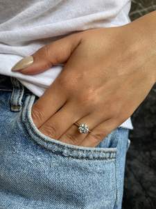 Bague de fiançailles en or blanc 14 carats 2 carats IGI CERTIFIED E VS1 Round Brilliant Excellent Cut Lab Diamond Solitaire pour elle - Product Image 2