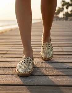 Sandales plates en cuir tressé à bout fermé pour femmes, respirantes, antidérapantes, légères et confortables avec détails tressés pour l'été - Product Image 6