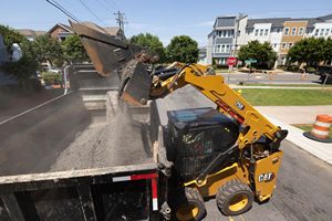 Cargadoras compactas Cat Skid Steer - 250 y Cargadoras de orugas compactas: estabilidad y rendimiento de elevación excelentes para el manejo de materiales - Product Image 2