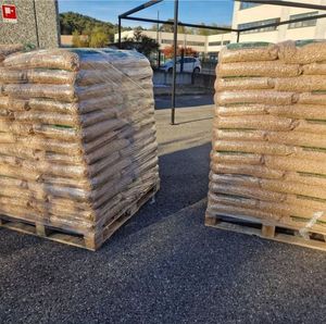 Usine de granulés de bois de pin de qualité supérieure de 6mm Vente en gros EN + Certifié Big-Bag 1000kg Briquettes de haute qualité Selon les granulés Cortez. - Product Image 1