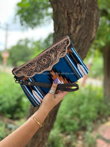 Nouveau élégant occidental aztèque repoussé en cuir bracelet pochette Vintage marron outillage sacs à main Unique aztèque matelassé en cuir bracelet sac - Product Image 3