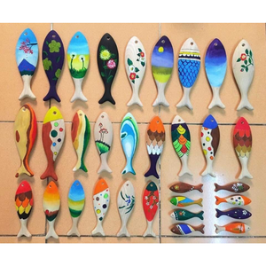 Decoración de peces hecha de madera natural de calidad con texturas talladas sutiles adecuadas para su uso en decoración temática marina - Product Image 1