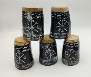 Vaso de cuerno de lujo hecho de búfalo natural y vasos de chupito de cuerno de buey con base de madera Cuerno vikingo medieval auténtico de tradebit - Product Image 2