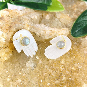 Pendentif bouddha sculpté à la main en pierre précieuse fait à la main en forme de main breloques de sculpture avec breloque ronde en labradorite - Product Image 4