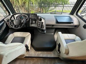 SUV Usado de Grado Industrial Clase A 2024 con Comodidades Completas, Extensibles, Capacidad para 4 Personas, Asientos de Cuero y Techo Panorámico - Product Image 3