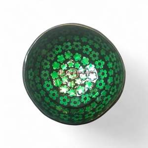 Bol en noix de coco fait à la main avec incrustation de nacre pour la présentation des aliments, la décoration de table et l'espace de vie naturel du Vietnam - Product Image 3