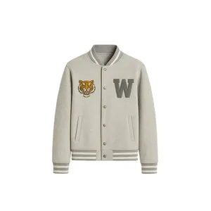 Chaqueta Varsity de Forro Polar Gris Claro con Bordado y Rayas - Product Image 1