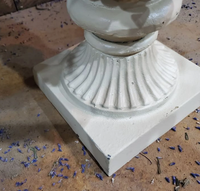 Jardinière d'urne en fonte d'inspiration vintage avec poignées classiques avec des détails élégants pour la décoration de jardin intérieur et extérieur