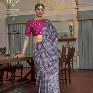 Descubre Timeless Elegance Nuevo catálogo 'Kathputli' con exclusivo Chex Print Grey Banarasi Silk Sarees para Indian - Product Image 1