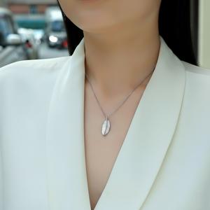 Collier élégant en argent sterling 925 avec pendentif plume en moissanite, design feuille texturé unique et tendance pour femme, bijoux de fiançailles - Product Image 4