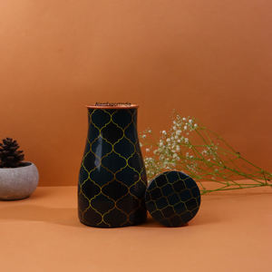 Cadeaux de mariage bouteille d'eau en cuivre pur design imprimé noir fini taille personnalisée pot d'eau de chevet 100% bouteille d'eau étanche - Product Image 1