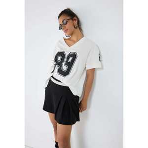 Camiseta de Algodón Extra Grande con Estampado 89 y Cuello en V - Product Image 2