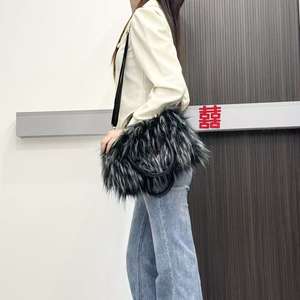 Sac à main en fausse fourrure de luxe pour femmes, sac tendance d'hiver avec poignées noires, sac à main en peluche douce dans des couleurs vibrantes et neutres - Product Image 6