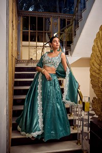 Demoiselles d'honneur de style traditionnel Lehenga Choli beau tissu de soie, travail de bordure de tissage Zari, vêtements de mariage fantaisie Lehenga choli - Product Image 2