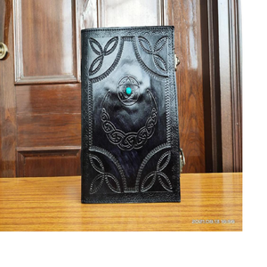 Fabriqués sur mesure dans différents modèles, revues en cuir avec des pierres utilisant des motifs complexes fabriqués à l'aide de papiers faits à la main en coton - Product Image 1