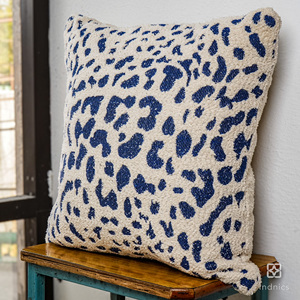 Coussin Jacquard en polycoton ivoire et bleu pour la décoration intérieure Style de luxe pour canapé chambre salon hôtel ou hôpital - Product Image 2