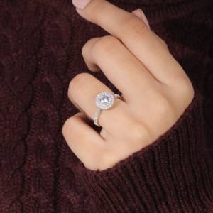 แหวนเพชรเม็ดเดี่ยวสีมรกต0.68 CT พร้อมแหวนเพชรโมอิสรูปมงกุฎสำหรับการหมั้น - Product Image 1