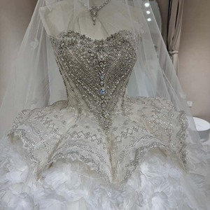 Robe de mariée moderne DW0199 vintage sans bretelles, couleur ivoire, avec fleurs 3D, traîne chapelle, dentelle et appliques de cristaux - Product Image 4