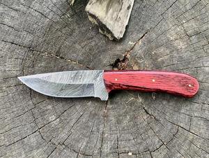 Couteau de camping à lame en acier damassé personnalisable Couteau de chasse Skinner fait à la main avec manche en bois Support extérieur OEM. - Product Image 4