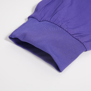 Traje exfoliante de material suave con aspecto profesional y sensación cómoda Traje exfoliante básico con ajuste clásico y diseño ligero - Product Image 6