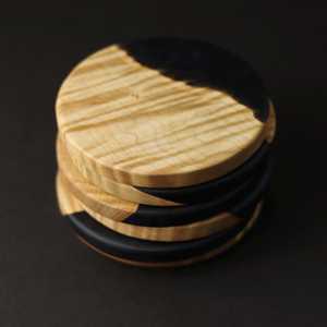 Ensemble de 6 sous-verres ronds en bois de qualité supérieure, en érable bouclé et époxy bleu nuit, pour la décoration de la maison et du bureau - Product Image 3