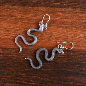 Nuevos Pendientes de Serpiente Góticos de Latón para Mujer, Acabado Plateado Oxidado, Estilo Bohemio con Textura Animal, Venta al por Mayor/OEM/ODM - Product Image 3
