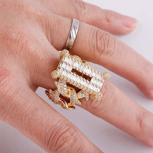 Vidhi Jewellery Anillo de boda de compromiso de Hip Hop para hombre de diseño personalizado de oro blanco de 18 quilates VVS Moissanite Emerald Cut Emerald IGI - Product Image 5