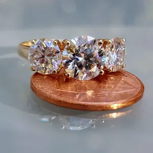 Anillo de Compromiso de Tres Piedras con Diamante Cultivado en Laboratorio de 4.73 TCW, Certificado por IGI, Oro Amarillo Sólido de 14K, Estilo Vintage - Product Image 2