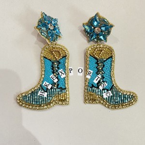 Boucles d'oreilles de rodéo en perles de rocaille artisanales Bottes de cow-boy et Let's Go Girls Bijoux occidentaux authentiques pour les fans de cowgirls et de rodéo - Product Image 1