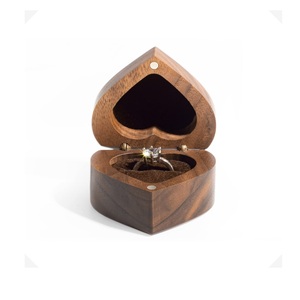 Caja de Anillo de Compromiso de Madera Hecha a Mano, Elegante y Rústica, para Propuesta de Matrimonio y Boda - Product Image 1