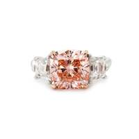 Anillo de Tres Piedras con Diamante Cultivado en Laboratorio de Color Rosa Intenso de 3.00CT, Corte Cojín, Certificado IGI, en Oro Blanco y Rosa de 14K para Mujer